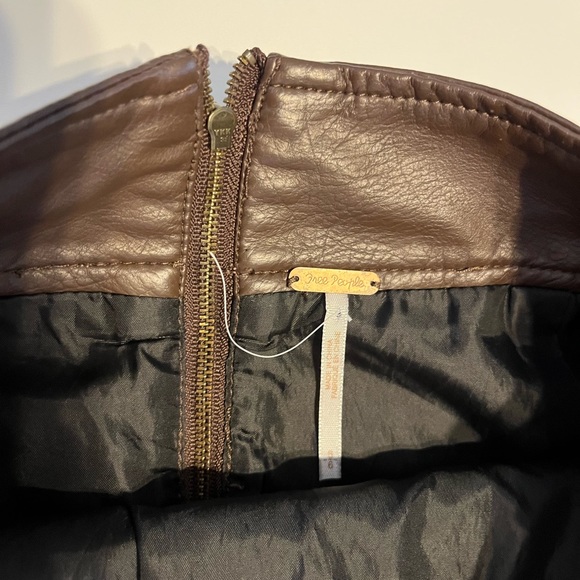 🎉2/25$ Free People - Mini Retro Bodycon Vegan Leather Skirt in Brown Size 6 - Picture 2 of 3